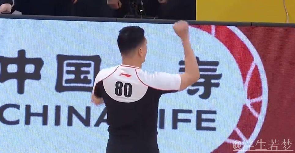 再也不惯着他！山西嚣张外援肘击朱俊龙吃违体，球迷：判得好！