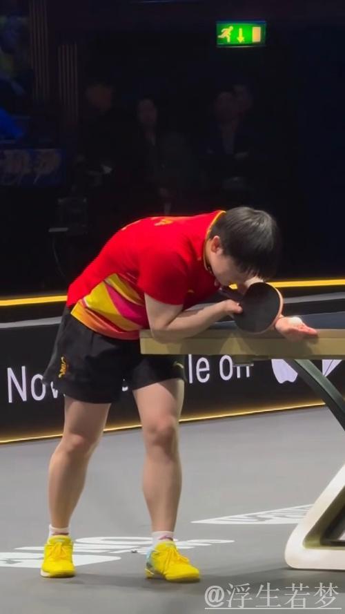 离谱!孙颖莎鹰眼挑战对手发球弧线超40度,长崎美柚自己都笑了 离谱!孙颖莎鹰眼挑战对手发球弧线超40度,长崎美柚自己都笑了